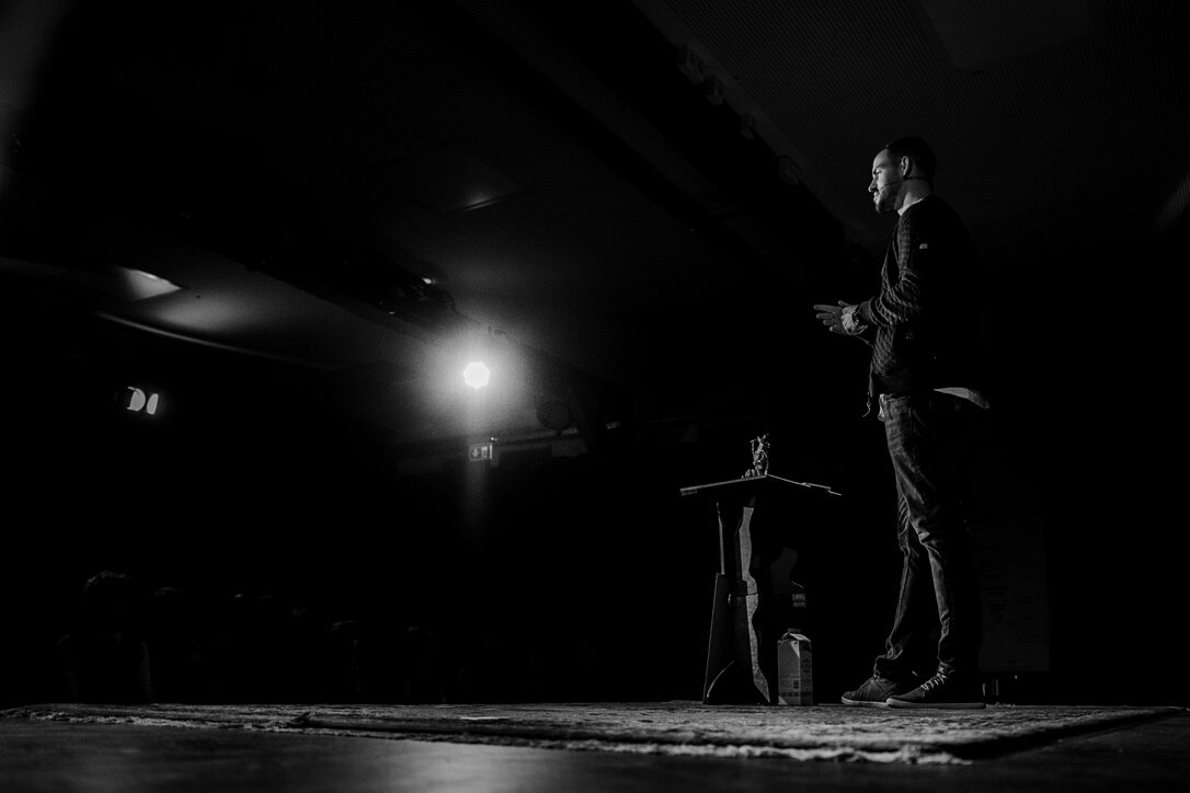 Bühnenshow vor vollem Saal — Oliver Muñoz Gutierrez im Spotlight