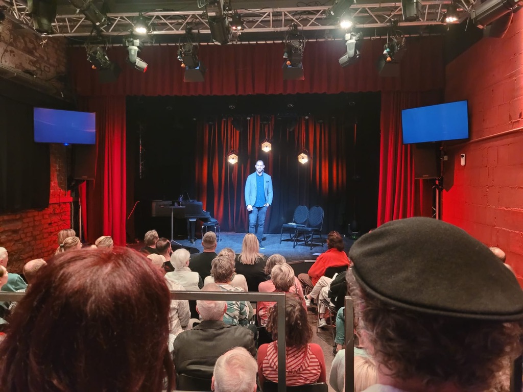 Bühnenshow mit vollem Saal